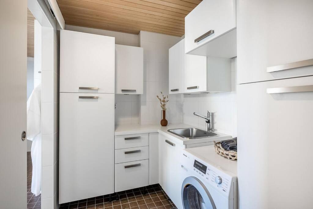 Spacious Home With Four Terrace, Sauna, Sea View 赫尔辛基 外观 照片