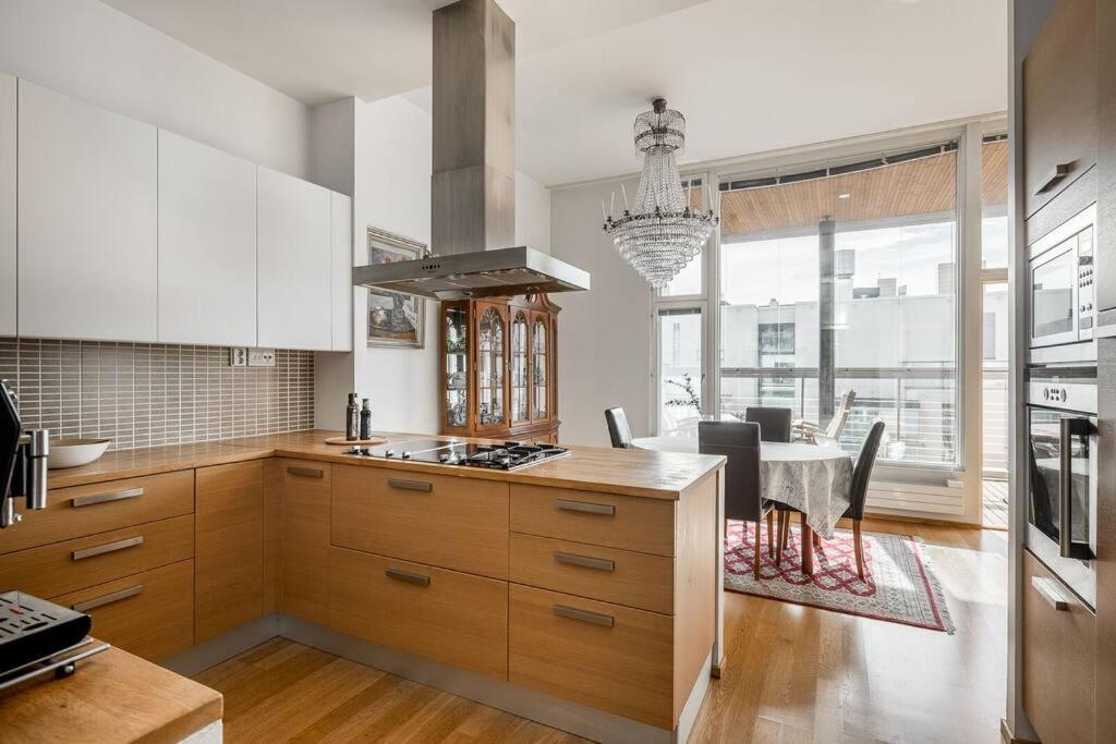 Spacious Home With Four Terrace, Sauna, Sea View 赫尔辛基 外观 照片