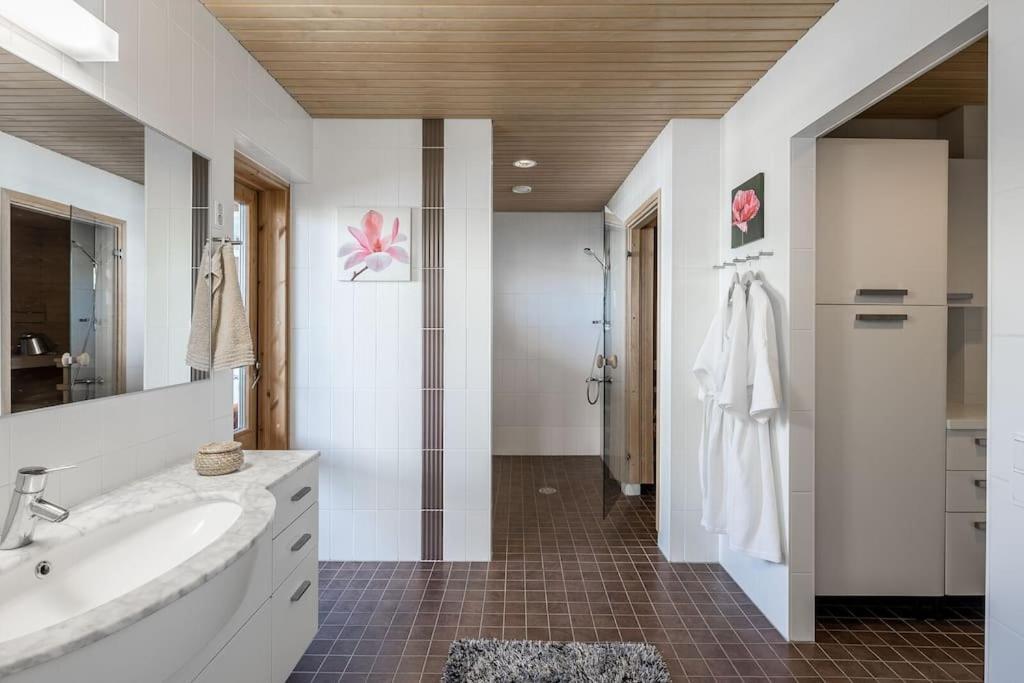 Spacious Home With Four Terrace, Sauna, Sea View 赫尔辛基 外观 照片