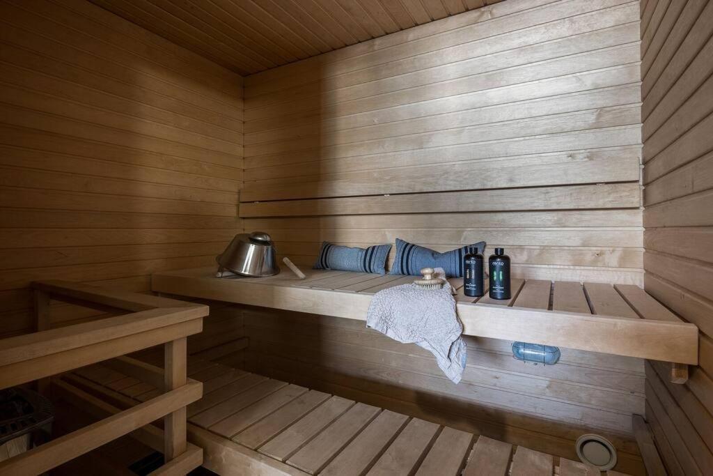 Spacious Home With Four Terrace, Sauna, Sea View 赫尔辛基 外观 照片