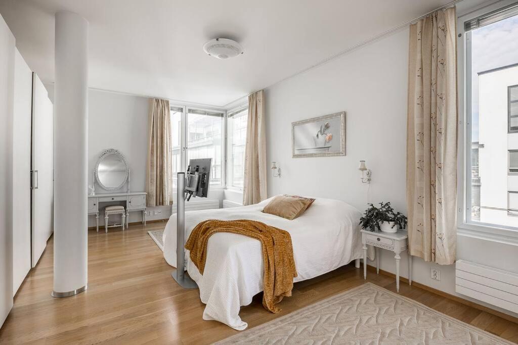 Spacious Home With Four Terrace, Sauna, Sea View 赫尔辛基 外观 照片